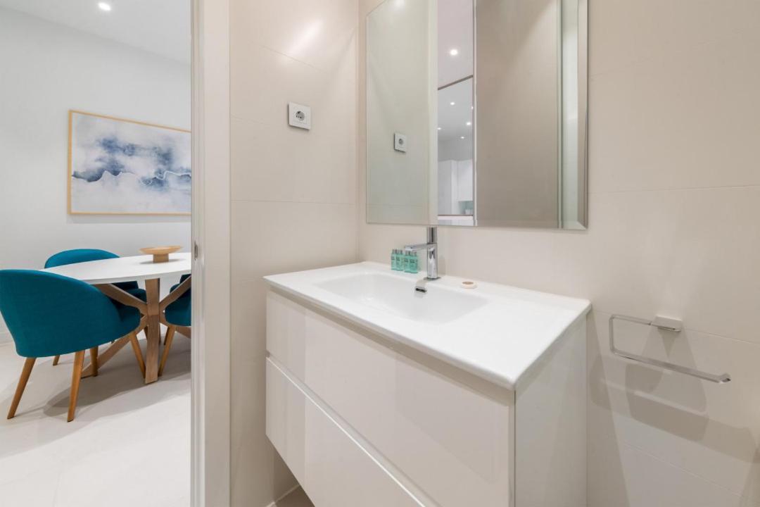 2 Bedrooms 2 Bathrooms Furnished - Delicias - Modern- Mintystay Madrid